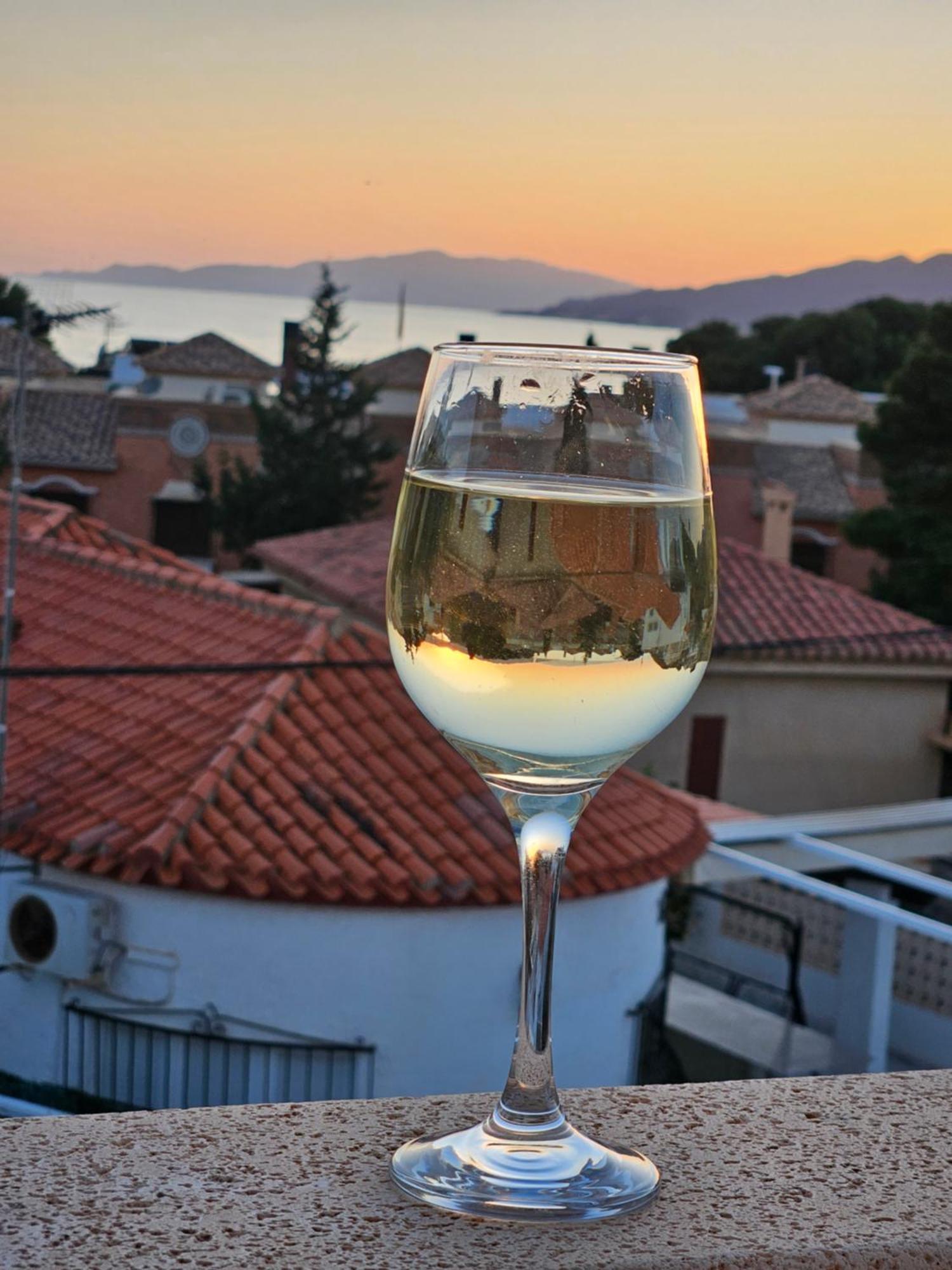 Сasa de vacaciones The Three Bedrooms Casa Barta - 300m From The With A Beatiful View From The Terrace And Private Parking *
